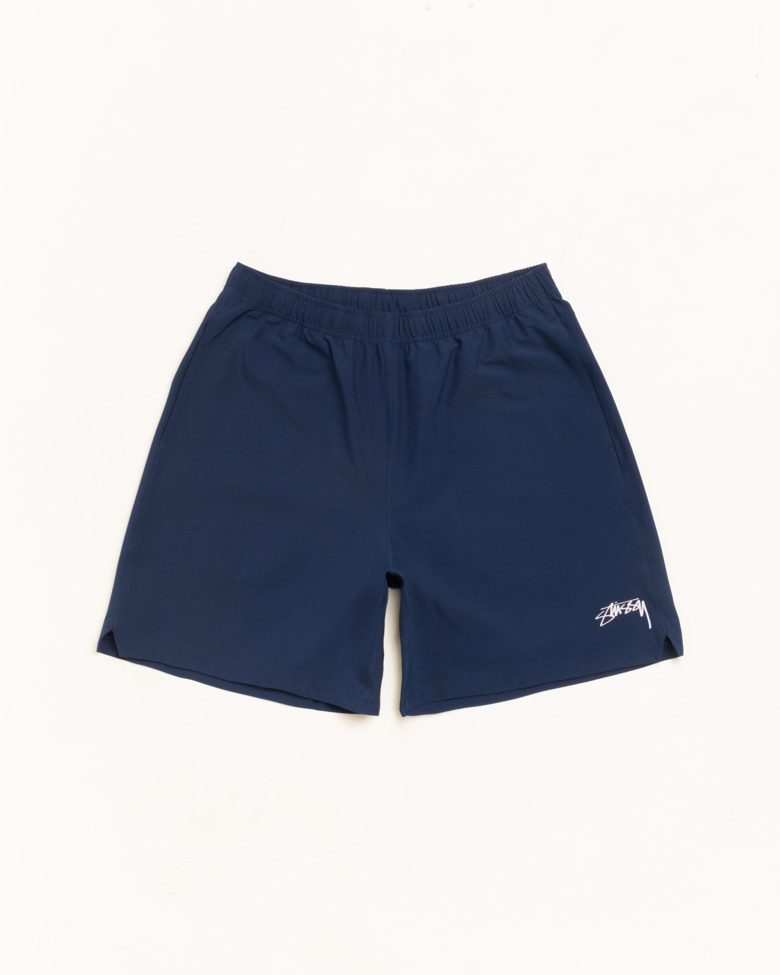 Sport Short short en Navy, tissu performance unisexe, taille élastique, logo Stüssy