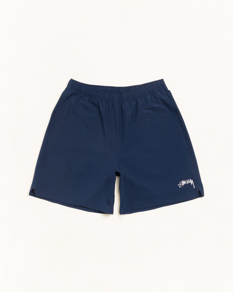 Sport Short short en Navy, tissu performance unisexe, taille élastique, logo Stüssy