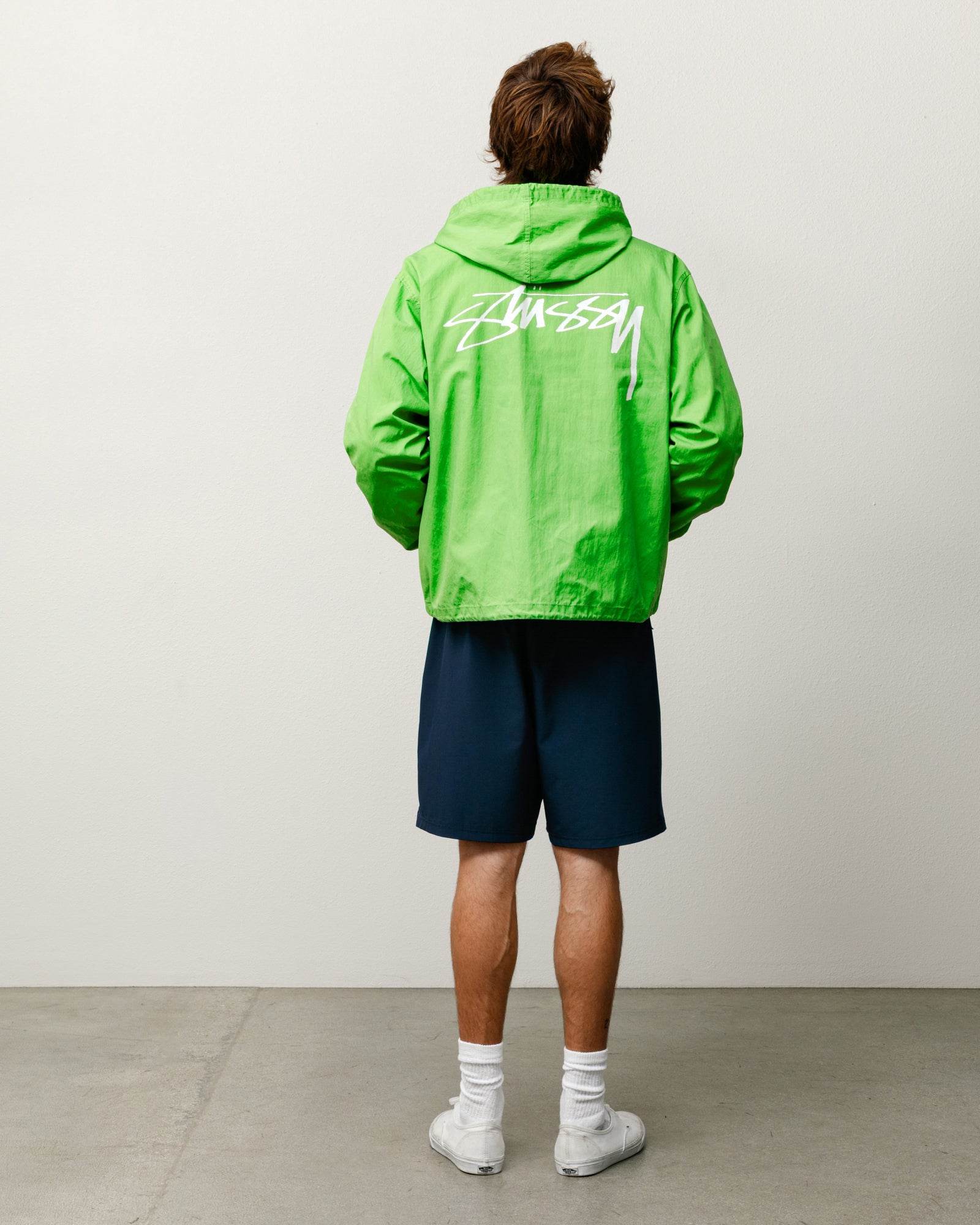 Short SPORT SHORT bleu marine, porté de dos, taille élastique, coupe décontractée.