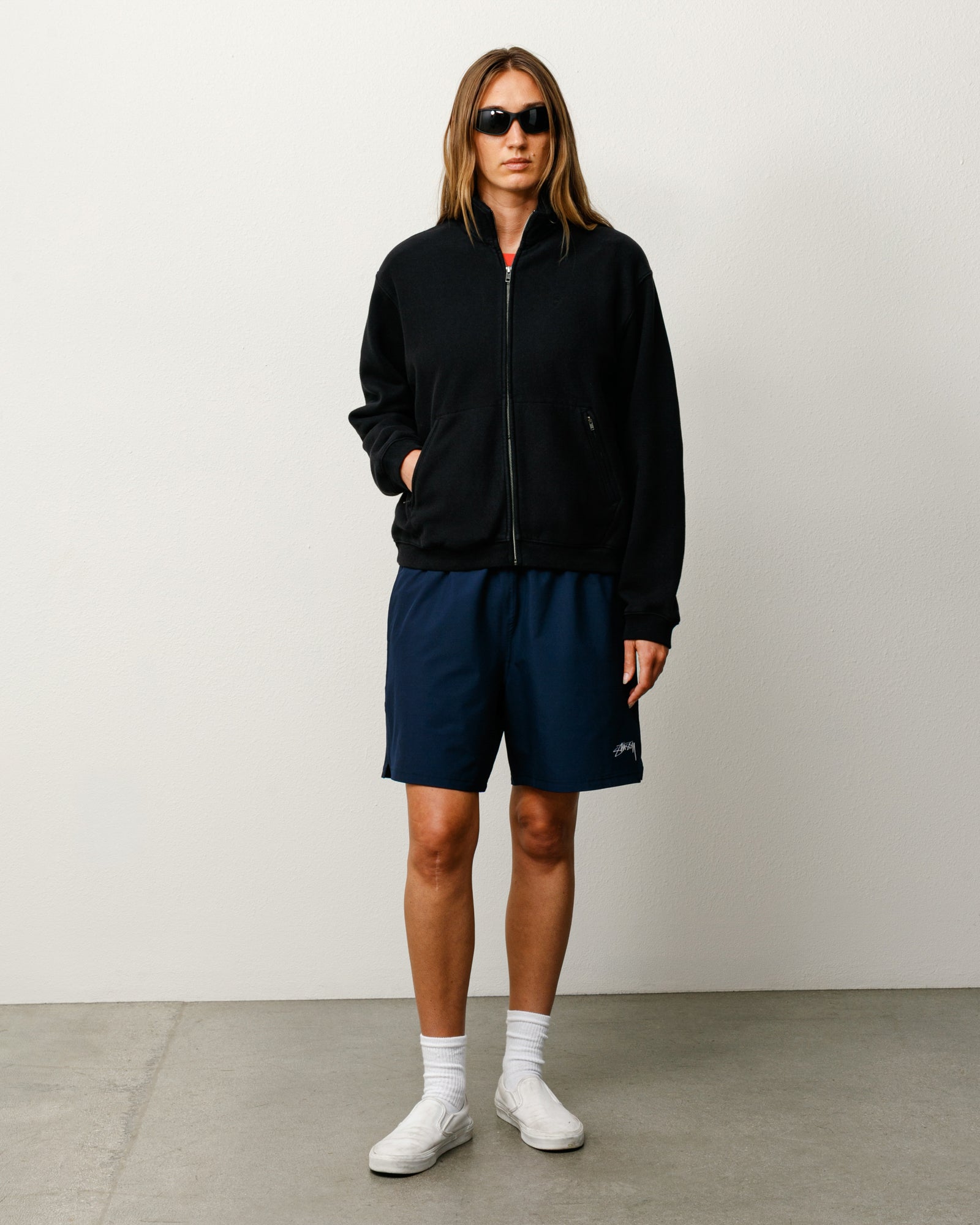 Short unisexe Sport en tissu technique bleu marine avec logo Stüssy à la jambe gauche