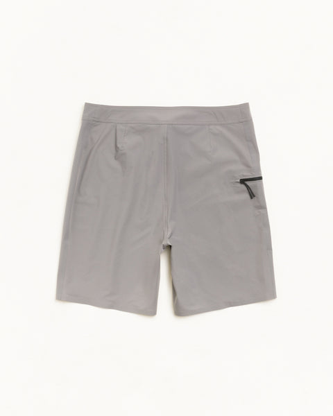 Peak Board Short unisexe gris en nylon stretch avec poche latérale zippée, vue de dos