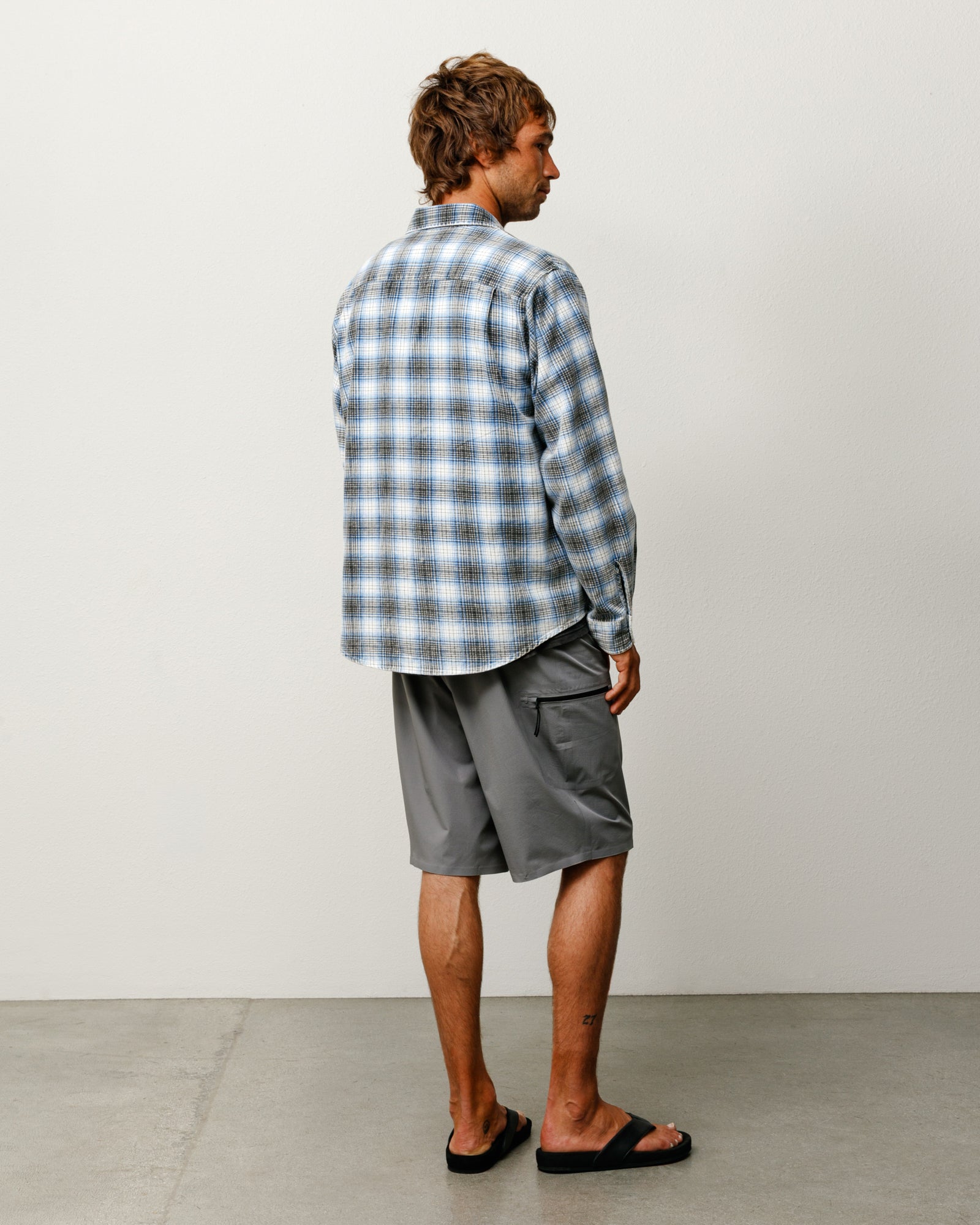 PEAK BOARD SHORT boardshort unisexe gris en nylon stretch avec poche zippée latérale, vue arrière