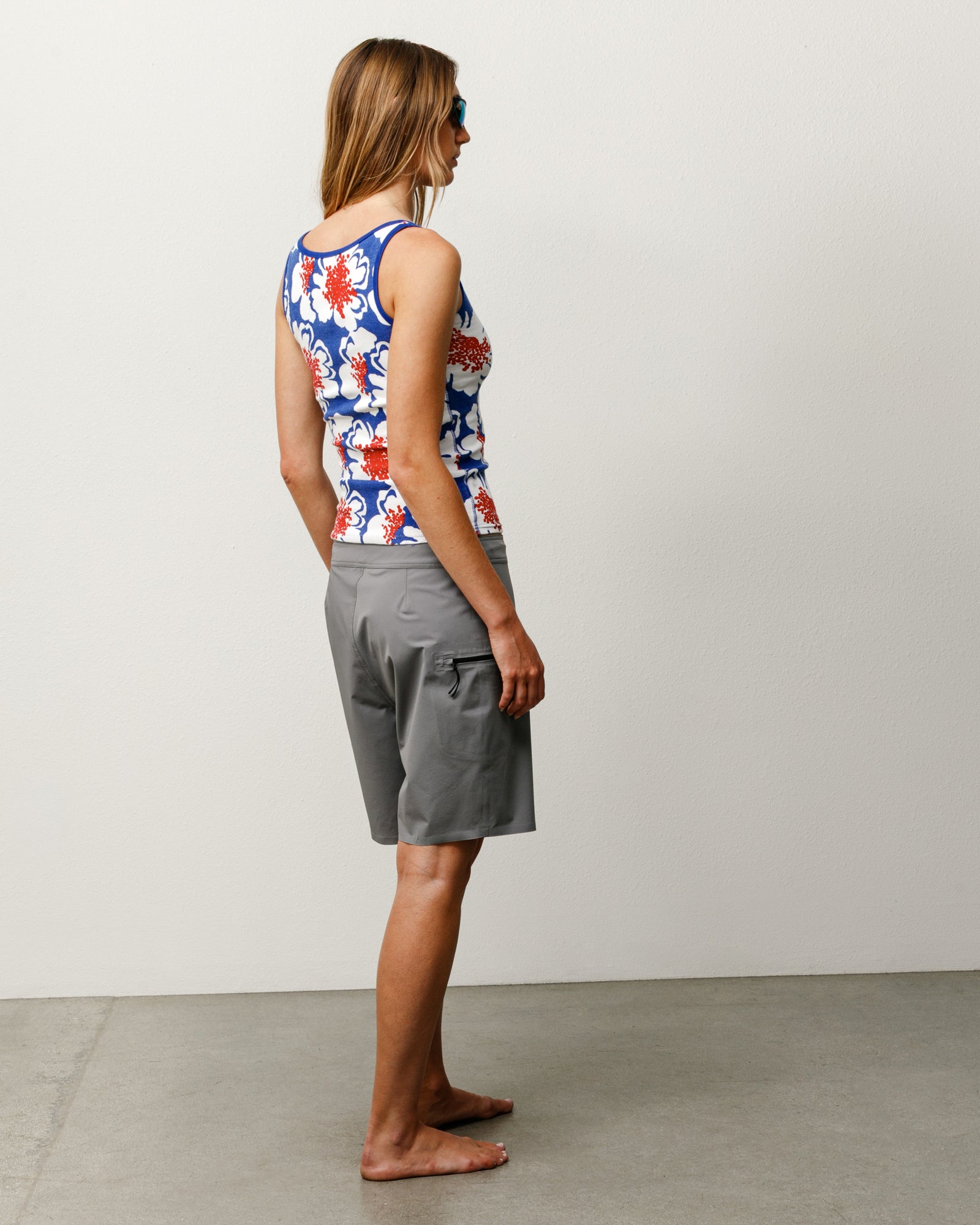 Peak Board Short, short gris en nylon stretch unisexe, logo ton sur ton et poche zippée latérale