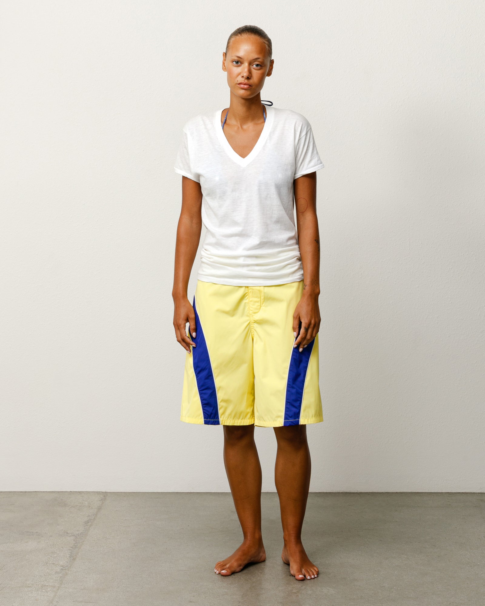 Stüssy Cove Board Short boardshorts jaunes avec panneaux latéraux bleus contrastés