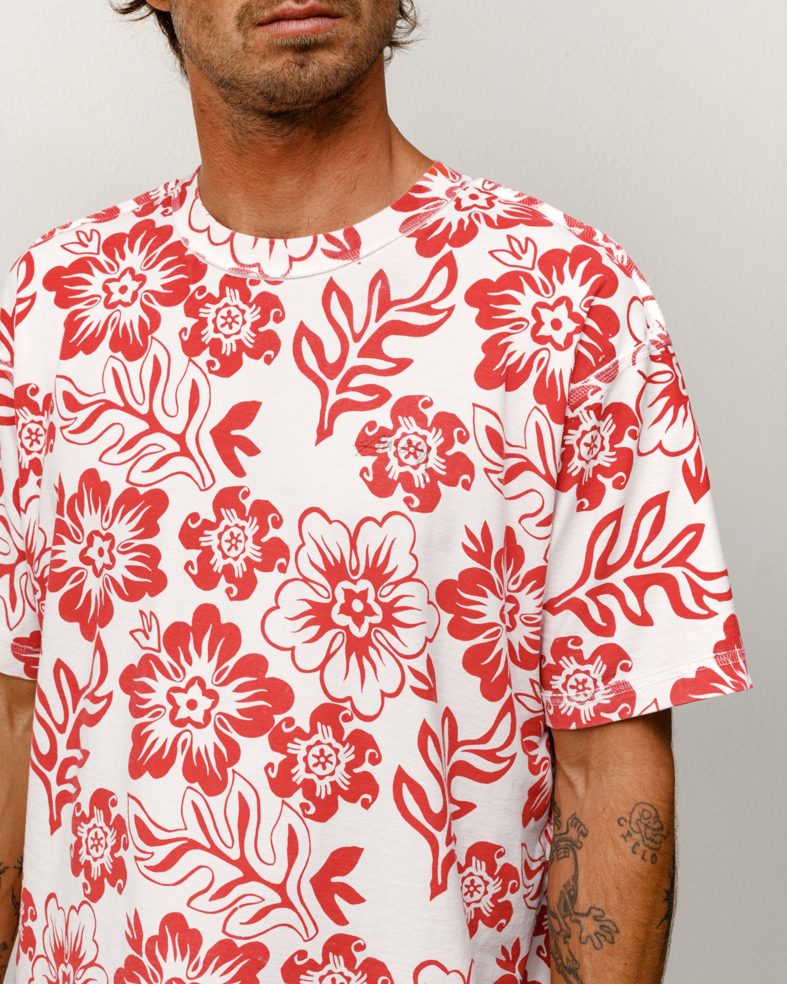 Lazy Floral Tee T-shirt blanc à imprimé floral rouge, coton unisexe à coupe décontractée