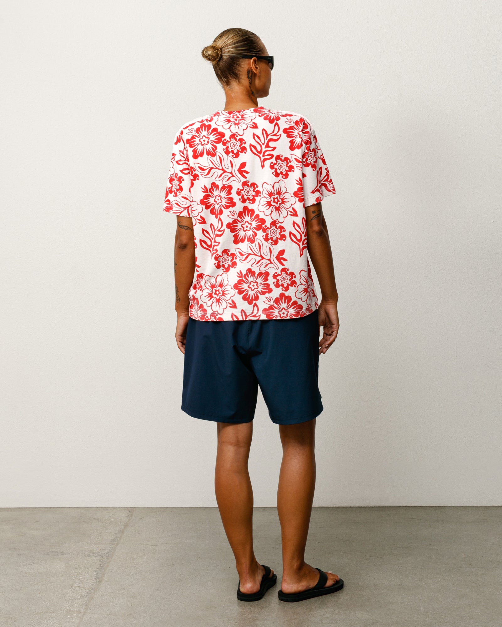 T-shirt Stüssy Lazy Floral blanc, imprimé fleuri rouge, coupe décontractée unisexe en coton à manches courtes.