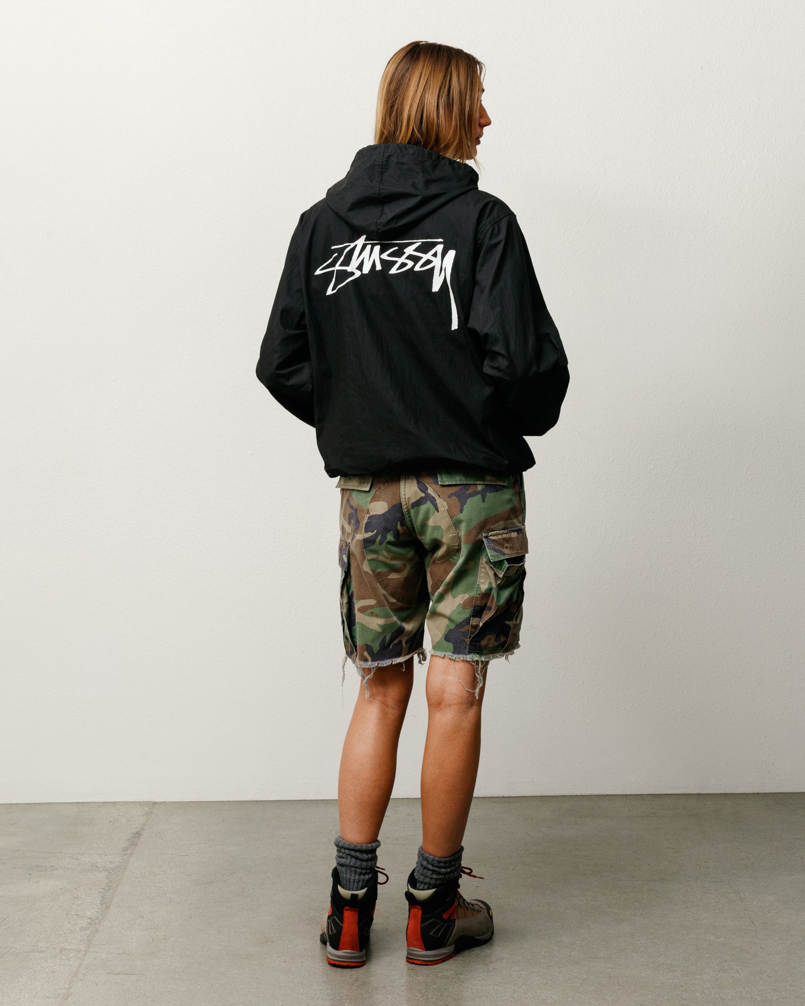 Veste Stüssy Beach Shell en coton ciré noire avec logo au dos.