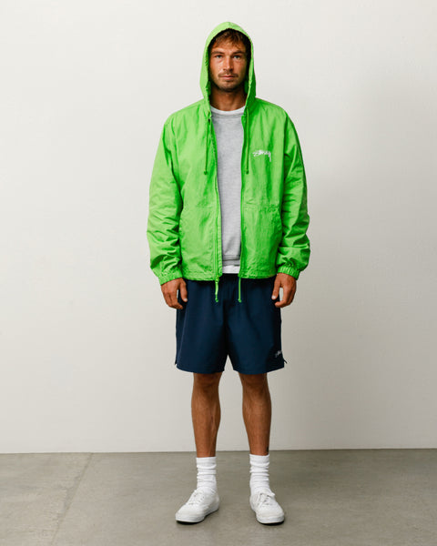 Veste Stüssy Waxed Cotton Beach Shell en vert kiwi avec capuche et logo sur la poitrine