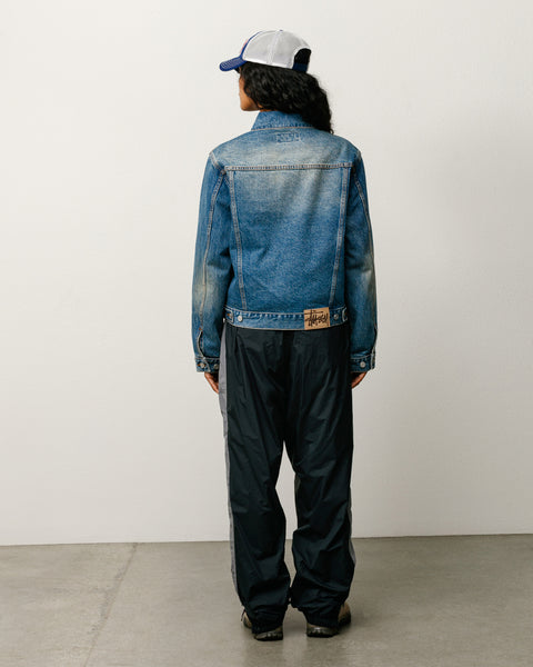 Veste trucker en denim unisexe Stüssy en indigo délavé foncé, vue de dos