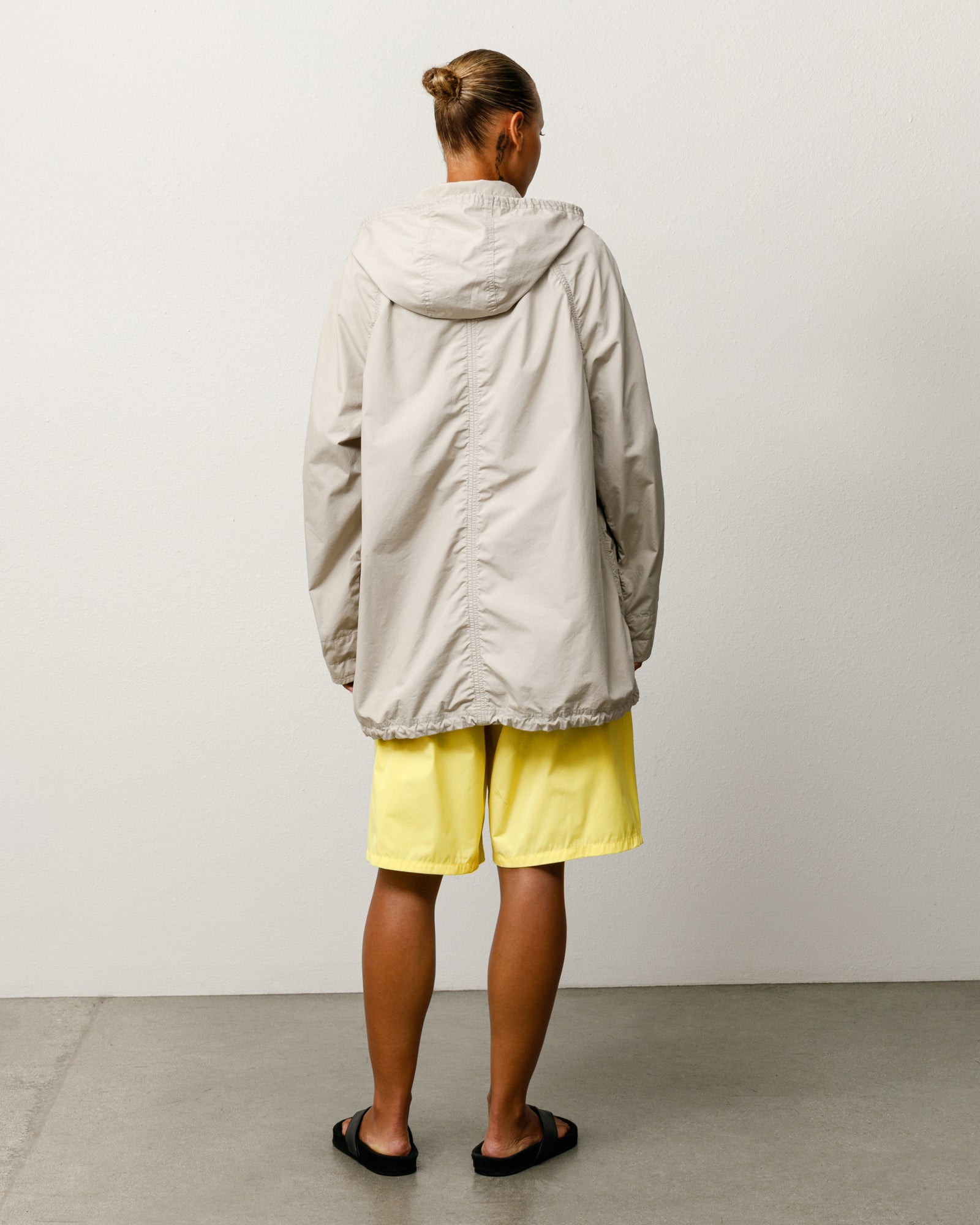 Parka Field légère Stone en coton délavé, coupe décontractée avec capuche amovible.