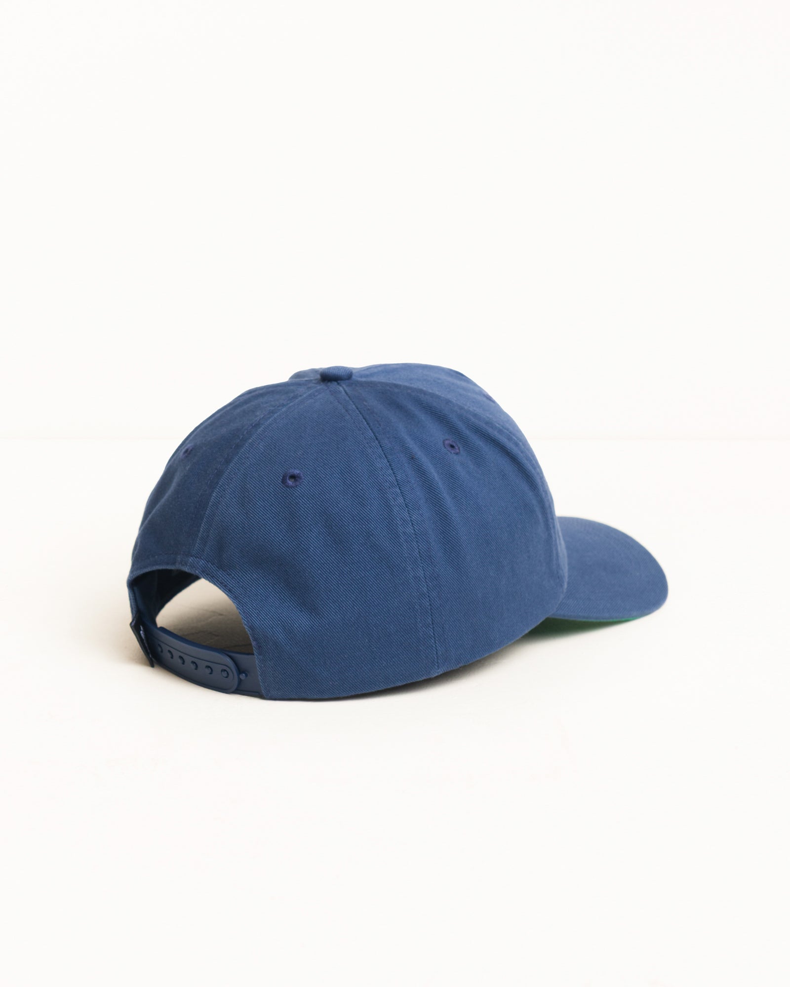 Big Stock Snapback Cap casquette dans le coloris Deep Blue, coton lavé 5 panneaux, snapback, sous-visière verte