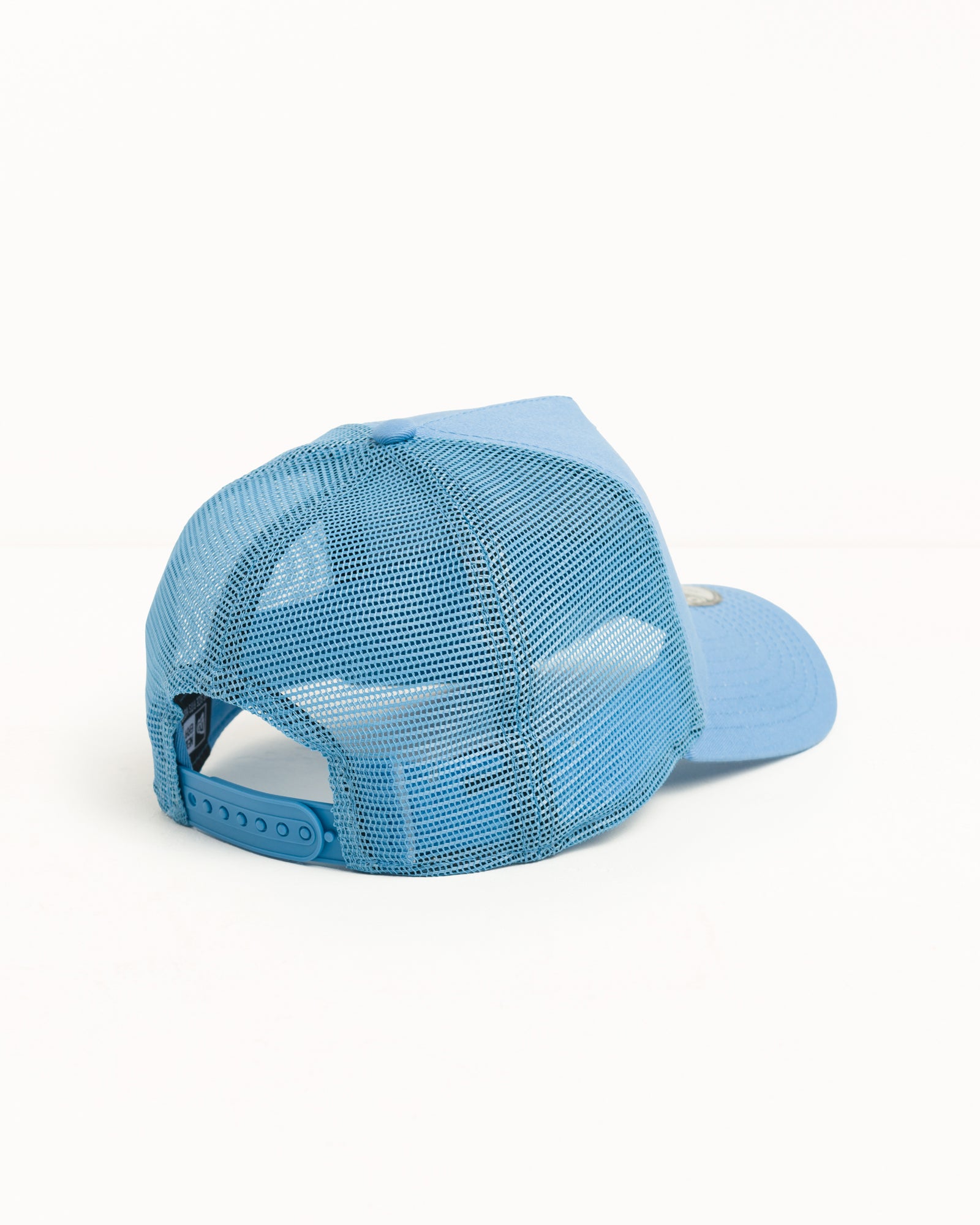 Stüssy 9FORTY Sport Trucker casquette dans le coloris bleu ciel, devant en sergé de coton, dos en mesh et fermeture snapback