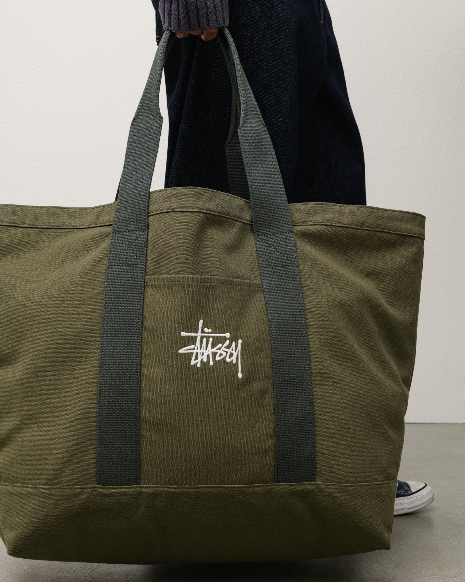 Stussy オリーブ ドラムバッグ Canvas Extra Large Tote – Green | Accessories | Stüssy Europe